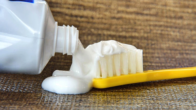 Cách trị mụn cám bằng kem đánh răng hiệu quả