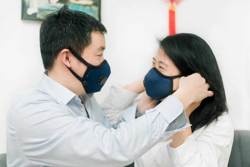 Đeo khẩu trang N95 đúng cách và không có kẻ hở giữa khẩu trang và da mặt