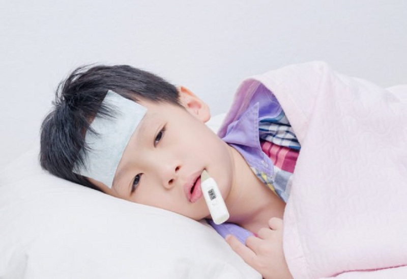 khi bé bị sốt nên làm gì để hạ sốt an toàn và nhanh chóng 1