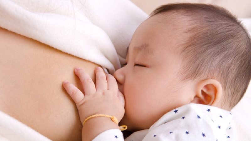 Khi mẹ bị bướu cổ có nên cho con bú không? 2