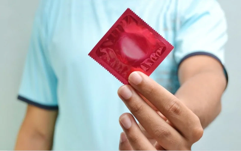 Phụ huynh cần dạy con cách dùng bao cao su để tránh tình huống xấu xảy ra