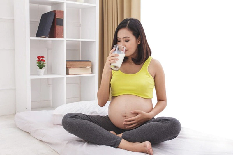 uống sữa giúp bà bầu khỏe mạnh