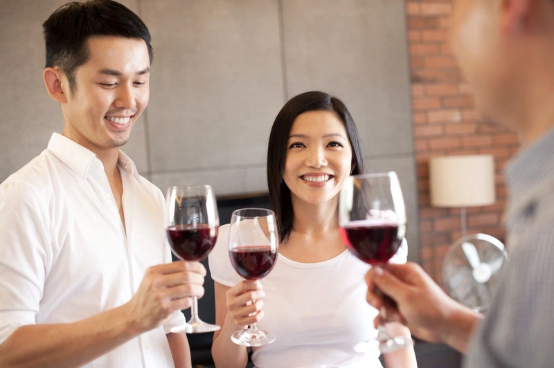 Khi uống rượu mặt trắng bệch có nguy hiểm không? 1