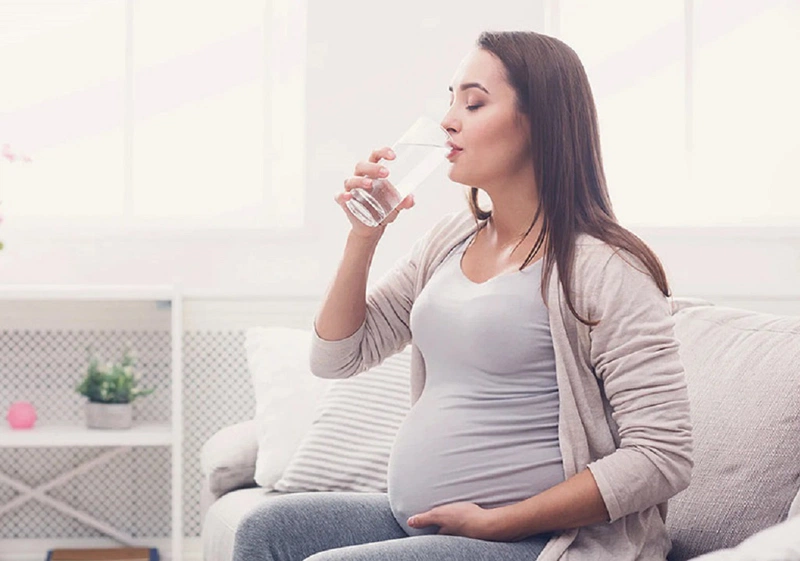 Khô miệng khi mang thai thường xảy ra vào 3 tháng đầu của thai kỳ