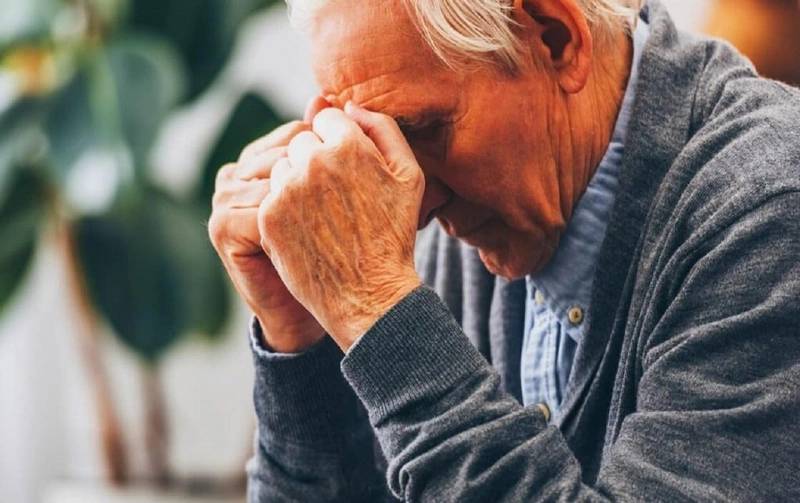 Người bệnh Alzheimer có thể gặp triệu chứng khô miệng khi ngủ dậy