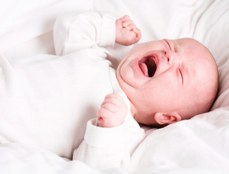 Trẻ sơ sinh thường xuyên bị khó ngủ phải làm sao