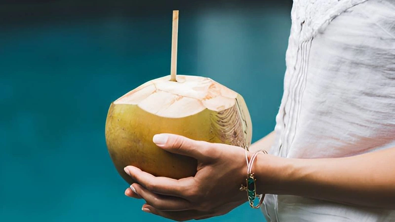không nên uống nước dừa khi nào 3