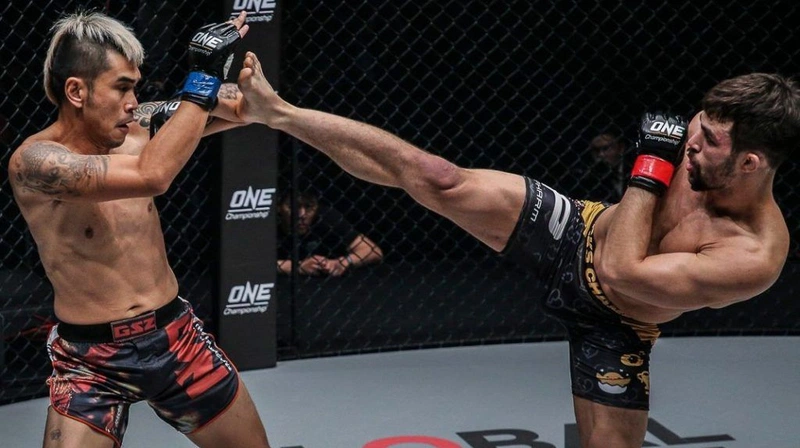 Kick boxing là sự kết hợp giữa karate và quyền anh