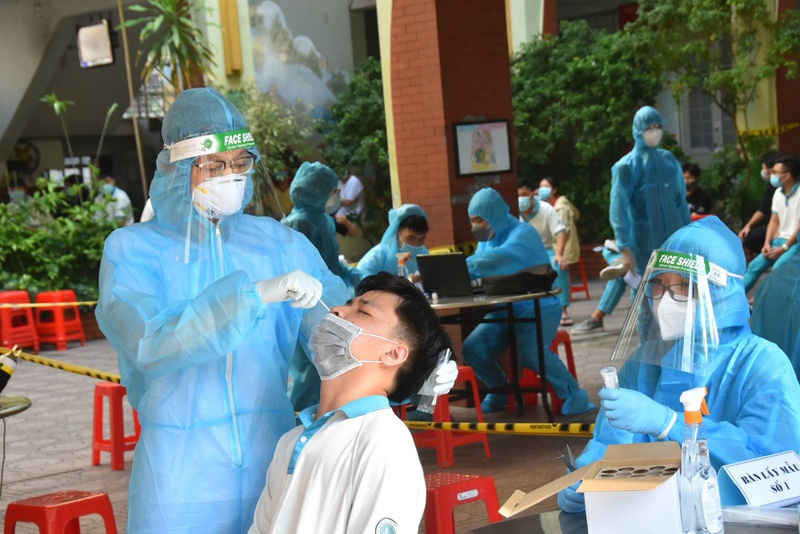 Thực hiện xét nghiệm nhanh Covid 19 để theo dõi và kiểm tra tình trạng sức khoẻ của bản thân và gia đình