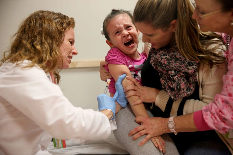Làm cách nào để trấn an bé khi tiêm vaccine 1