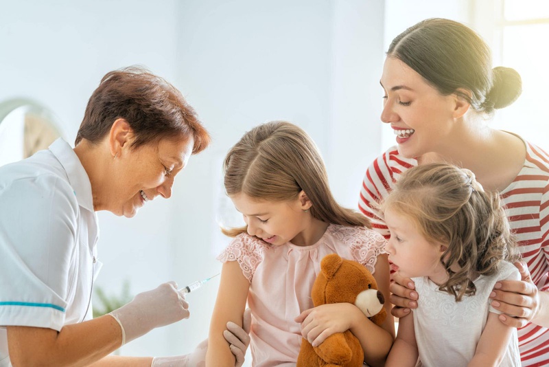 Làm cách nào để trấn an bé khi tiêm vaccine 2