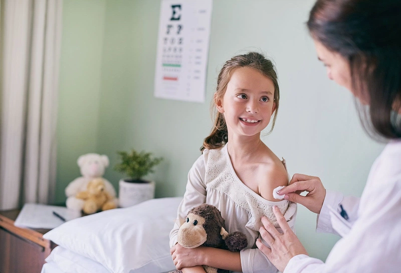Làm cách nào để trấn an bé khi tiêm vaccine 3