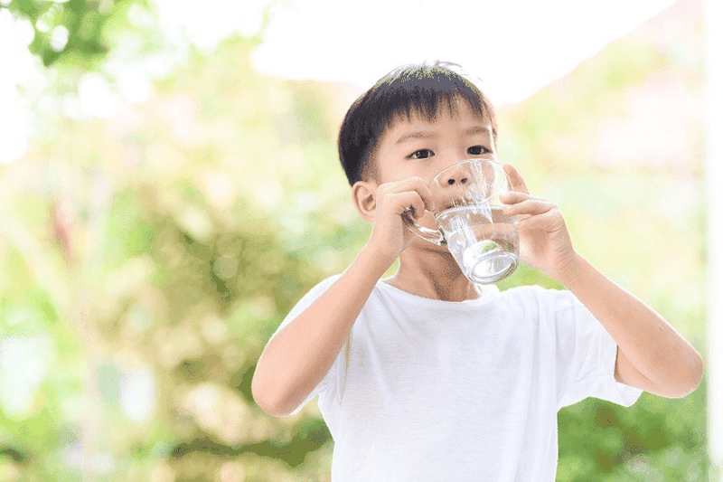 Làm gì để tránh trẻ nhỏ mất nước vào ngày hè? 2