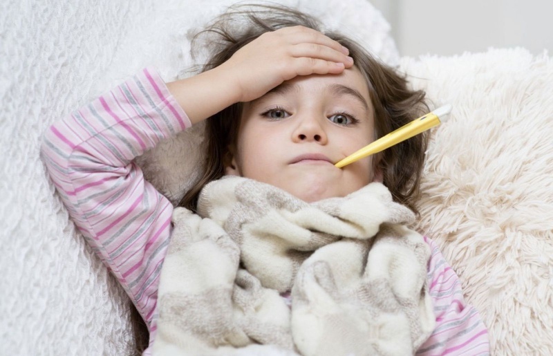 Làm gì khi bé 1 tuổi mắt bị đổ ghèn? 3