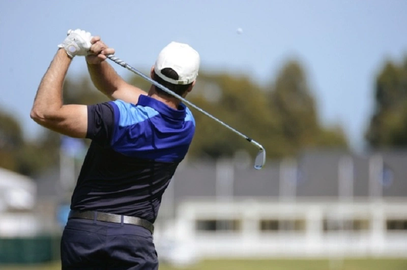 Khi đánh golf bị đau sườn phải bạn nên làm gì?