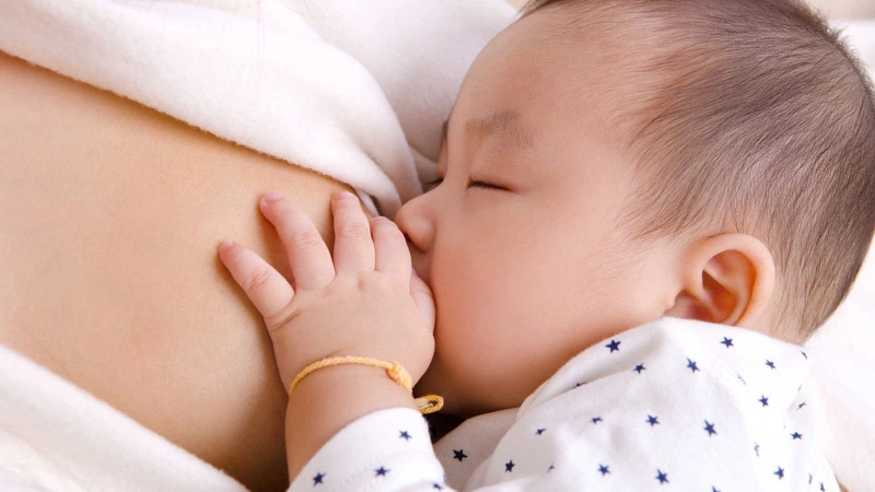 Làm gì khi trẻ sơ sinh bị nấc cụt? 4
