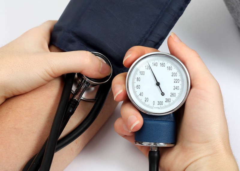 Làm thế nào để hạ huyết áp khi huyết áp tăng đột ngột?