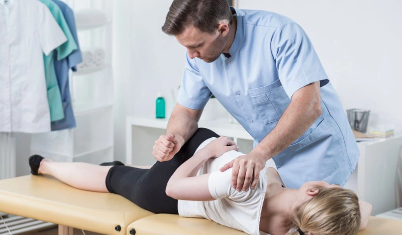 Làm sao để biết mình bị võng lưng? Lưu ý và cách điều trị 2
