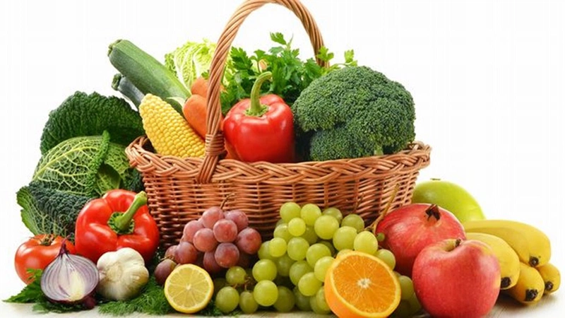 Bổ sung thêm trái cây và rau củ xanh vào khẩu phần ăn hàng ngày để ổn định đường huyết trong máu, cân bằng nội tiết tố và hạn chế nhiễm trùng