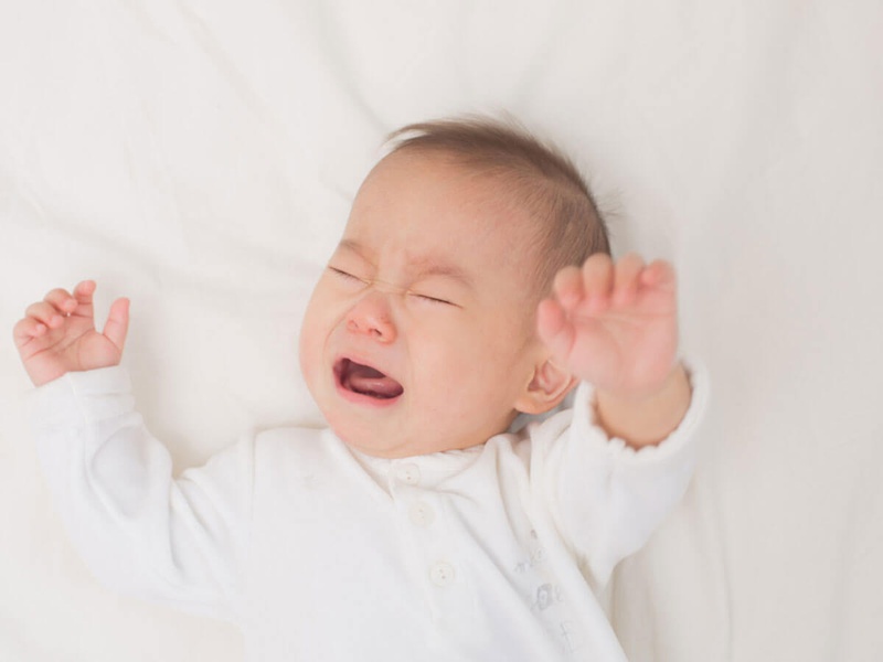 Con đang đói bụng điều đầu tiên mà bố mẹ nên nghĩ tới khi trẻ khóc