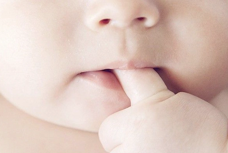 Làm sao để trị tật mút tay cho bé hiệu quả? 1