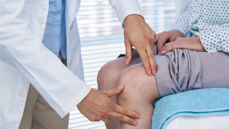 Thăm khám bác sĩ để điều trị dứt điểm bệnh đau khớp gối