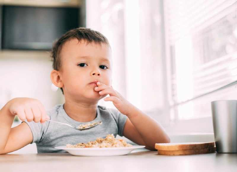 Làm thế nào để tập cho bé ăn cơm đúng cách và hiệu quả? 1