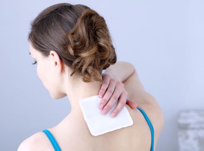 Bệnh nhân bị đau khớp vai gáy ở mức độ vừa có thể sử dụng miếng dán Salonpas để giảm đau