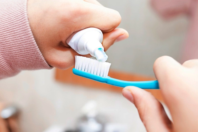 Kem đánh răng gây dị ứng là do có chứa hương liệu, paraben,...