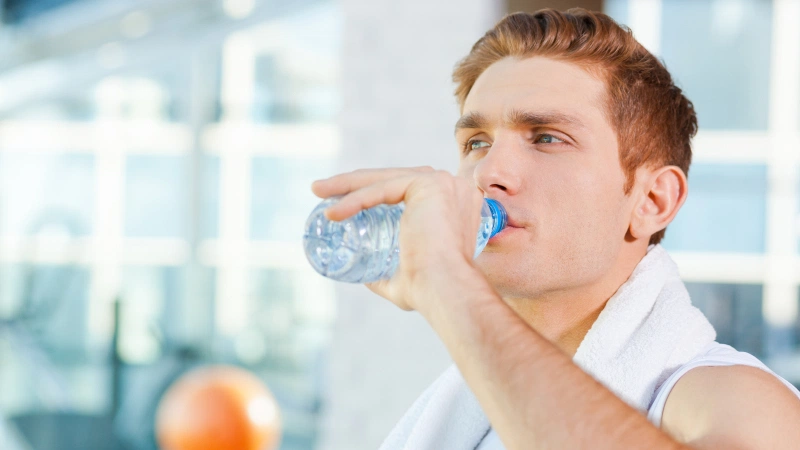Lợi ích của việc uống nước khoáng có ga: thải độc cơ thể