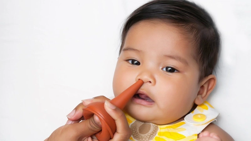 Lưu ý quan trọng ba mẹ cần biết khi rửa mũi cho bé