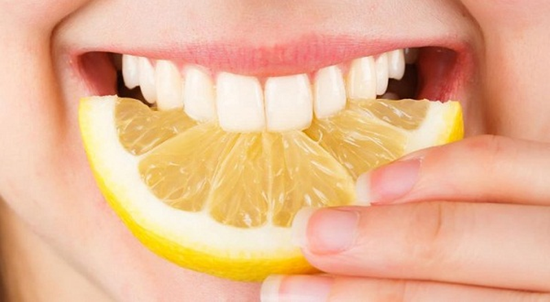 Cách làm trắng răng bằng chanh là vô cùng hiệu quả