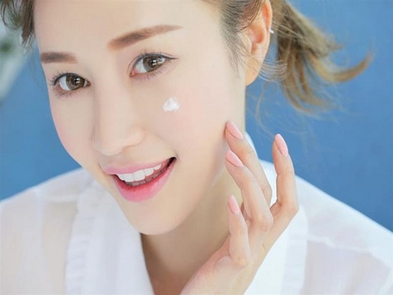 Mách bạn cách bôi lại kem chống nắng giữa ngày hiệu quả nhất