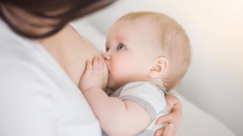 Cho bé bú cũng là một cách massage gọi sữa về cho mẹ nhanh và tốt nhất