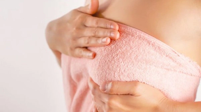 Không vệ sinh vú sau khi massage là một trong những sai lầm thường gặp