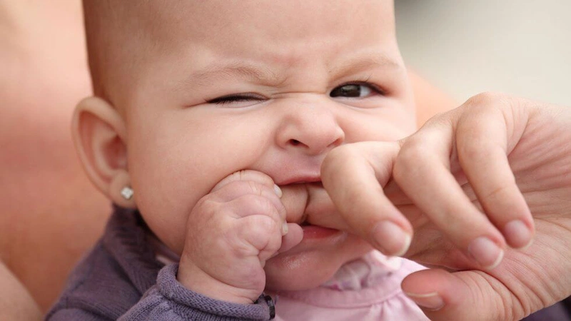 Mách mẹ giải quyết tình trạng bé mọc răng quấy khóc ban đêm