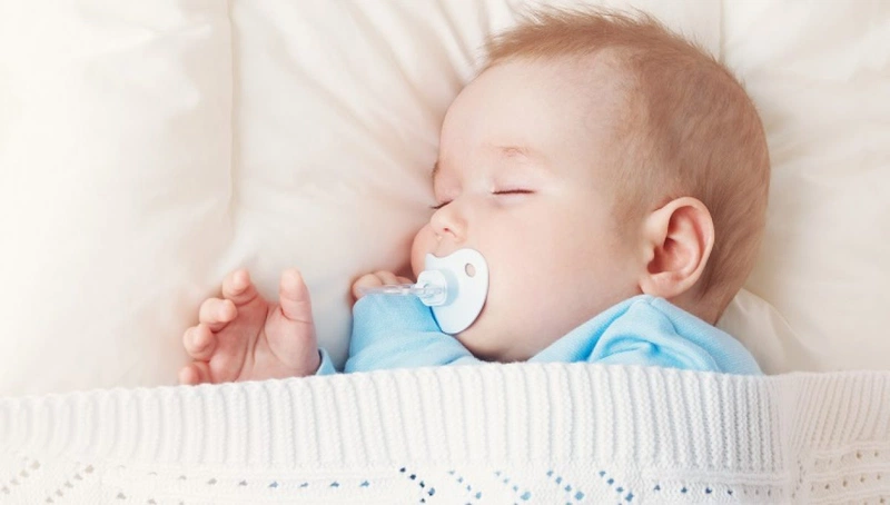 Mẹo cai sữa cho bé nhanh chóng: Tập cho trẻ ngậm ti giả