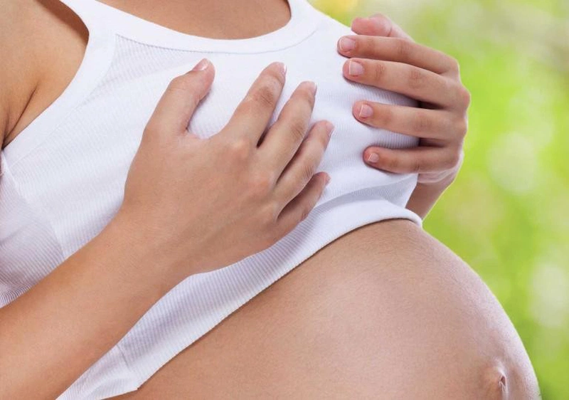 Mẹ bầu mang thai mấy tháng thì có sữa, có nên nặn sữa non? 1