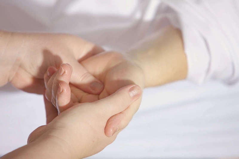 Massage bấm huyệt bàn tay có thể hỗ trợ điều trị bệnh gì?
