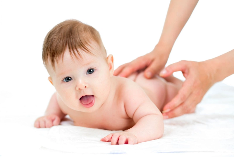 Massage cho trẻ sơ sinh bằng dầu gì an toàn và tốt cho da?3