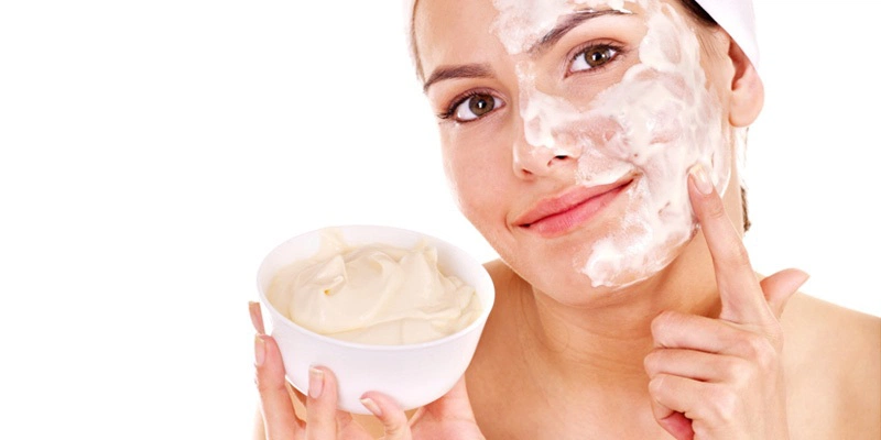 Massage mặt bằng sữa chua không đường: Da mặt đẹp bất ngờ 1