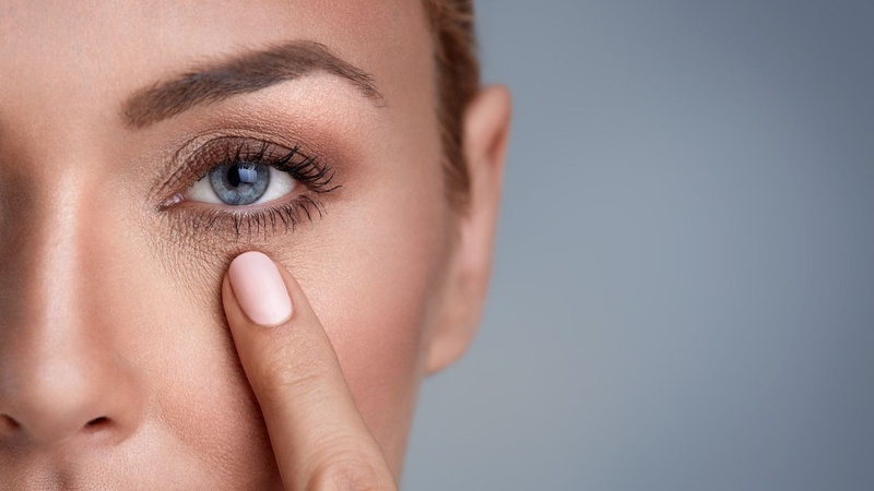 Nếp nhăn dưới mắt có dễ xóa không? Mẹo xóa nhăn vùng mắt hiệu quả 2