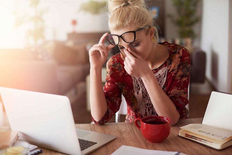 Mắt đỏ, cộm có là hiện tượng của đau mắt đỏ 2