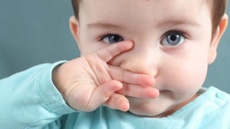 Mắt đổ ghèn màu trắng có nguy hiểm không? 1