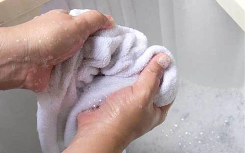 Mắt đổ ghèn màu trắng có nguy hiểm không? 4