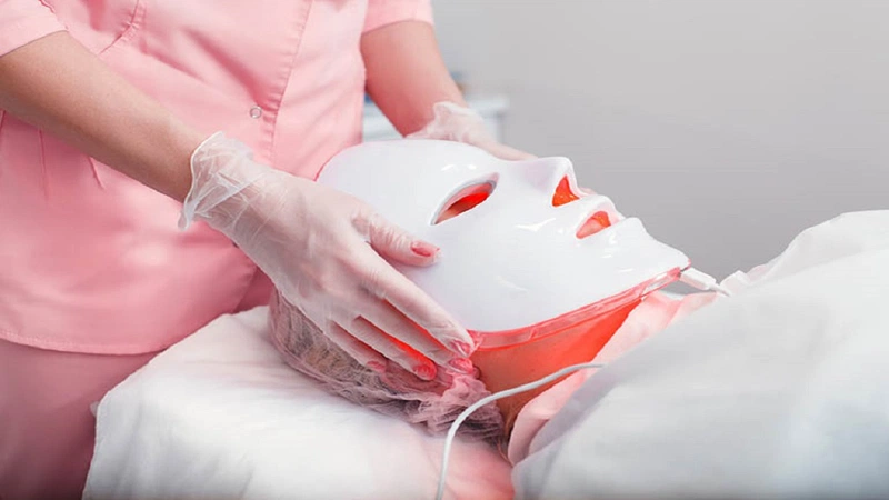 Ánh sáng sinh học màu đỏ giúp kích thích da sản sinh một lượng collagen nhất định