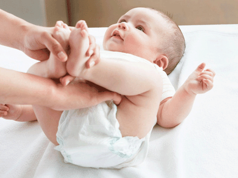 tình trạng phân có lẫn máu xảy ra khi bé bị táo bón hay đại tiện kém