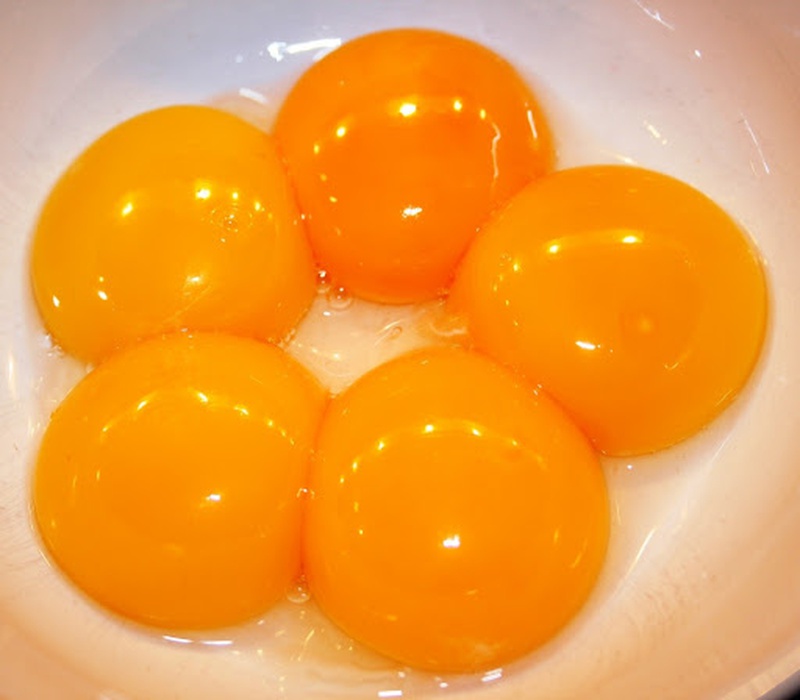 Màu sắc của lòng đỏ trứng khác nhau thể hiện điều gì? 2