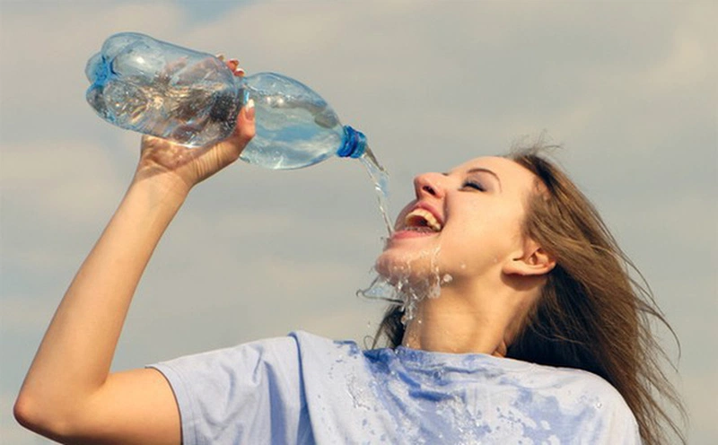 Uống nhiều nước gây nên việc nước tiểu trong suốt