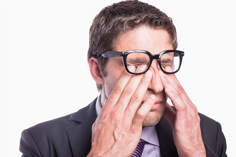 Ngồi phòng máy lạnh làm khô mắt nên điều trị thế nào? 2